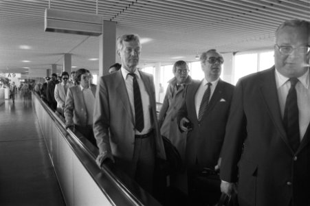 Minister De Koning terug van Nederlandse Antillen waar hij besprekingen heeft ge, Bestanddeelnr 933-2340