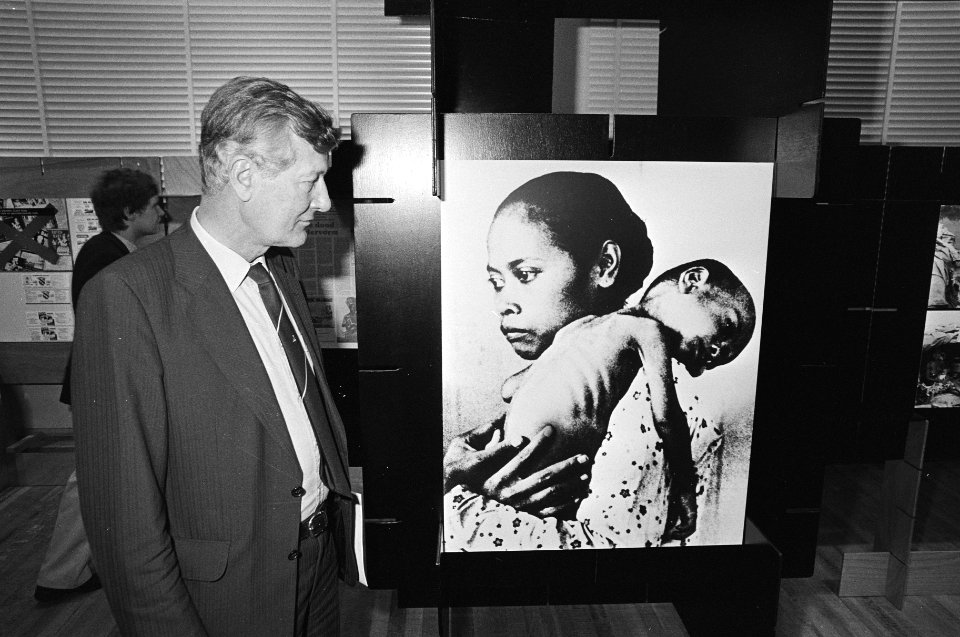 Minister De Koning (Sociale Zaken) opent de tentoonstelling moedermelk-poederme, Bestanddeelnr 932-4309