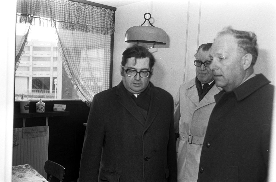 Minister Gruijters en wethouder Kuijpers (rechts) in woning, Bestanddeelnr 927-0185