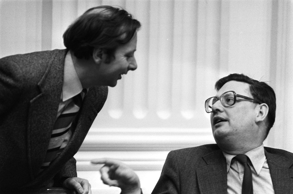 Minister Gijs van Aardenne (rechts) en Arie van der Hek (PvdA) in overleg, Bestanddeelnr 930-1577