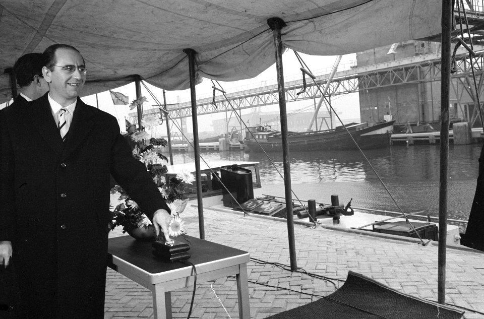 Minister de Pons opent graanoverslagbedrijf in de IJ-polder Minister de Pons dr, Bestanddeelnr 913-2184