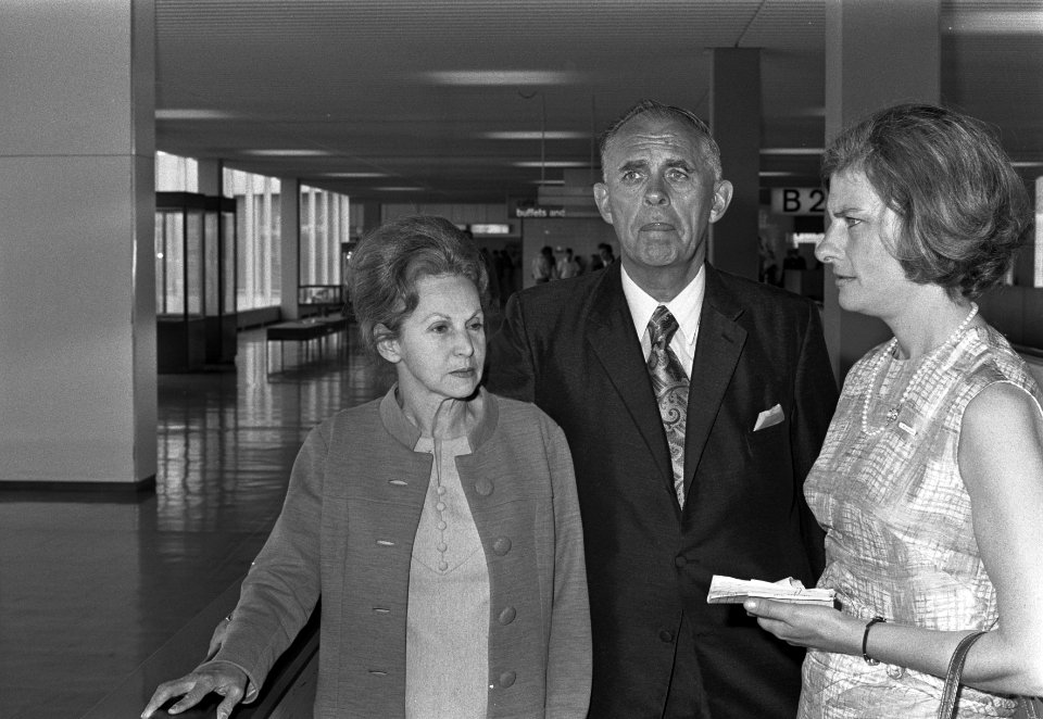 Minister Botha van Zuid-Afrika op Schiphol (kop), Bestanddeelnr 925-7264