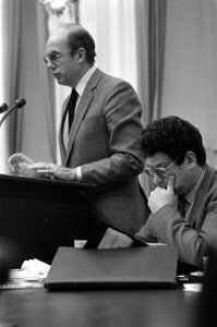 Minister De Ruiter (CDA, Justitie) aan het woord rechts minister Van Thijn (Pvd, Bestanddeelnr 931-8257