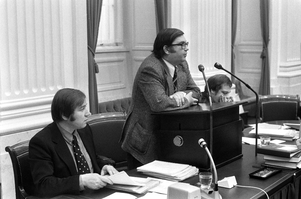 Minister Gruyters aan het woord, links staatssecretaris Van Dam en rechts staats, Bestanddeelnr 926-8826