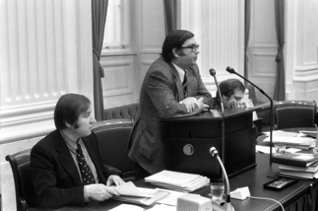 Minister Gruyters aan het woord, links staatssecretaris Van Dam en rechts staats, Bestanddeelnr 926-8826