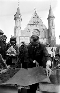 Minister Ginjaar tijdens demonstratie met kringlooppapier op Binnenhof, Bestanddeelnr 929-9842
