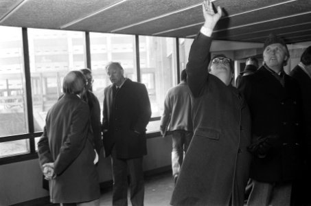 Minister Gruijters en wethouder Kuijpers (rechts) in woning, Bestanddeelnr 927-0186