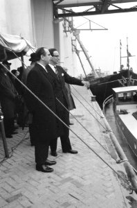 Minister de Pons opent graanoverslagbedrijf in de IJ-polder, Bestanddeelnr 913-2182