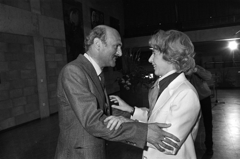 Minister Garderniers reikt PC Hooftprijs uit aan Cornelis Verhoeven, Bestanddeelnr 930-7689