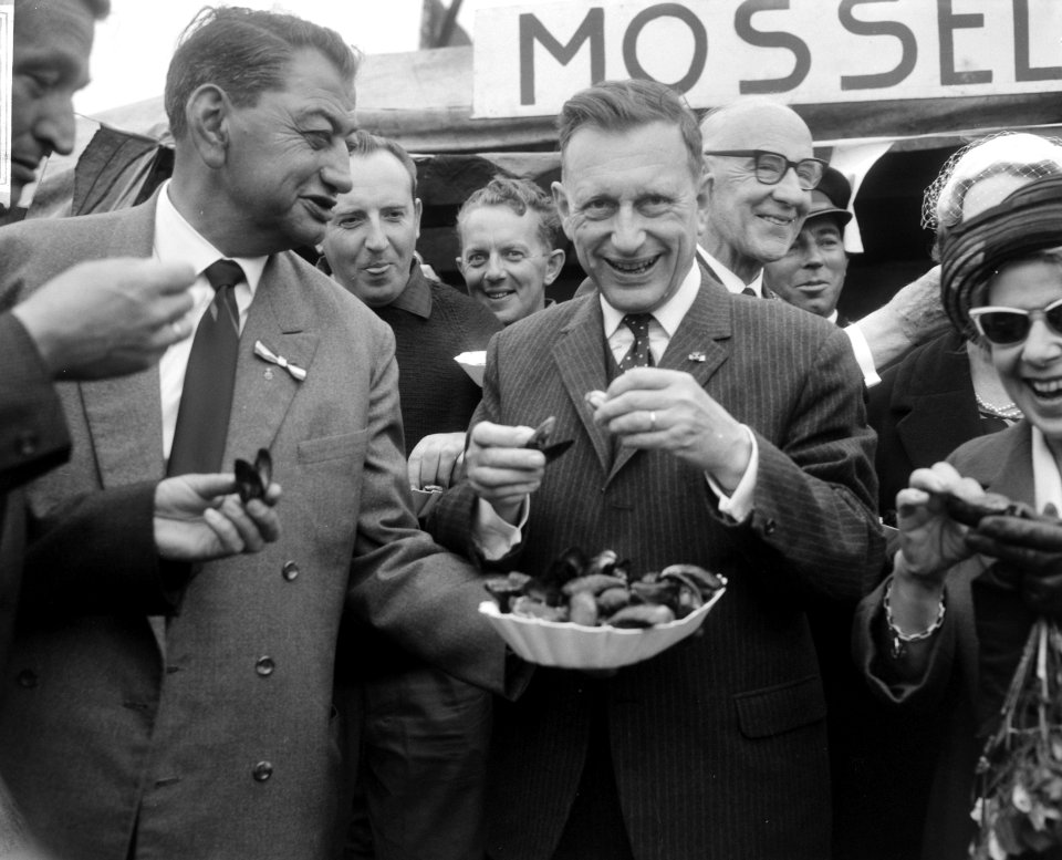 Minister J. G. Suurhoff opende nieuwe haven te Ierseke, minister Suurhoff eet mo, Bestanddeelnr 917-9676