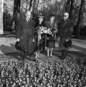 Minister Bot , de Keukenhof te Lisse geopend, tijdens rondgang in de tuin, Bestanddeelnr 917-5923