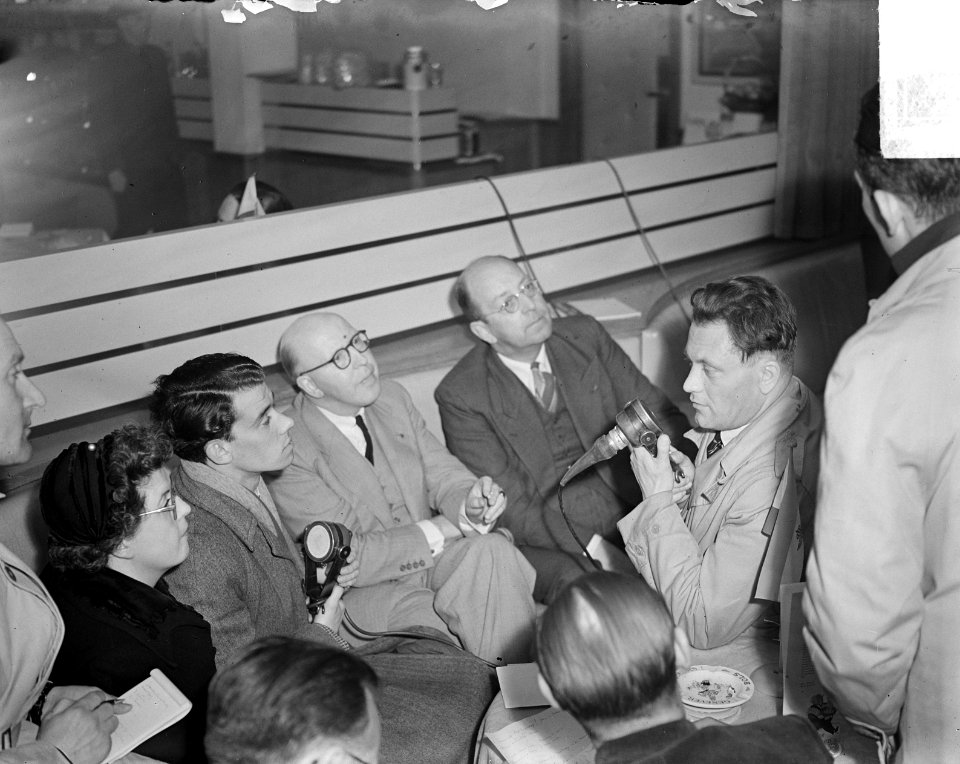 Minister J. R. H. van Maarseveen met echtgenote en Minister Schaik en Mr. P. Lie, Bestanddeelnr 903-9013