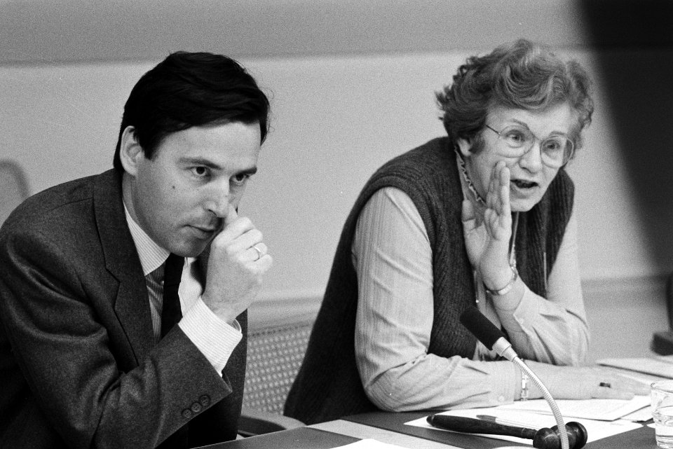 Minister Brinkman (l) en voorzitter mw Cornelissen, Bestanddeelnr 932-5412