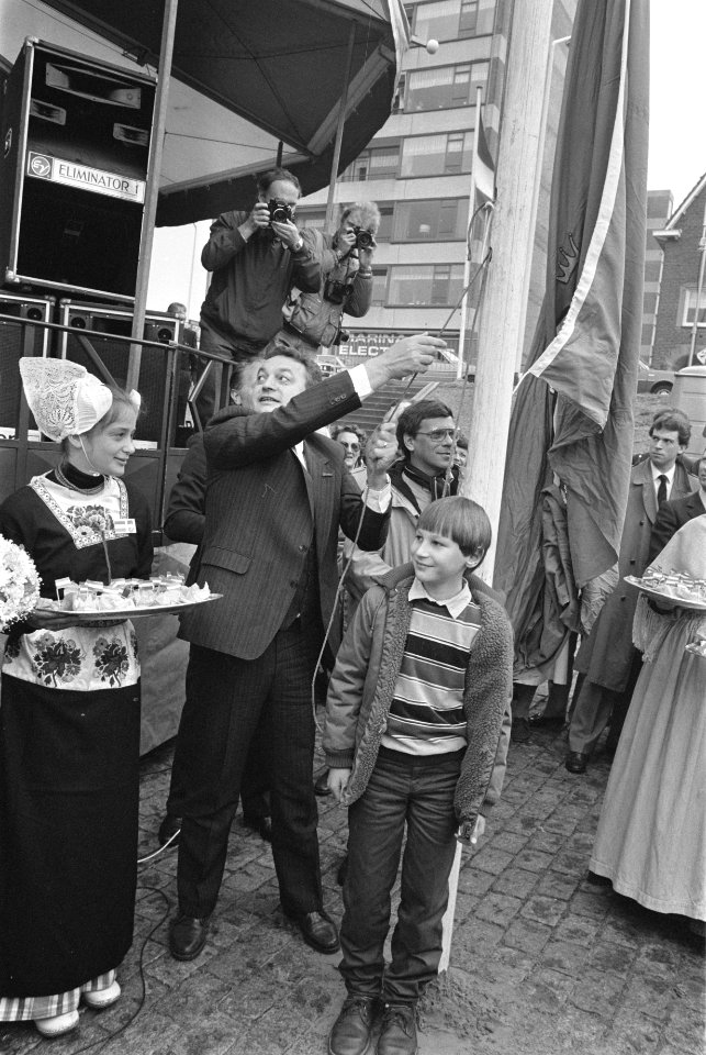 Minister Braks (Landbouw en Visserij) hijst de haringvlag, Bestanddeelnr 932-6027