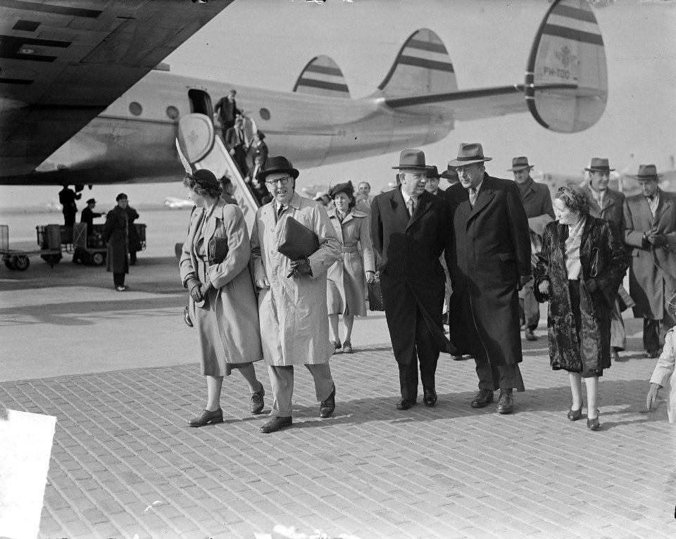 Minister J. R. H. van Maarseveen met echtgenote en Minister Schaik en Mr. P. Lie, Bestanddeelnr 903-9012