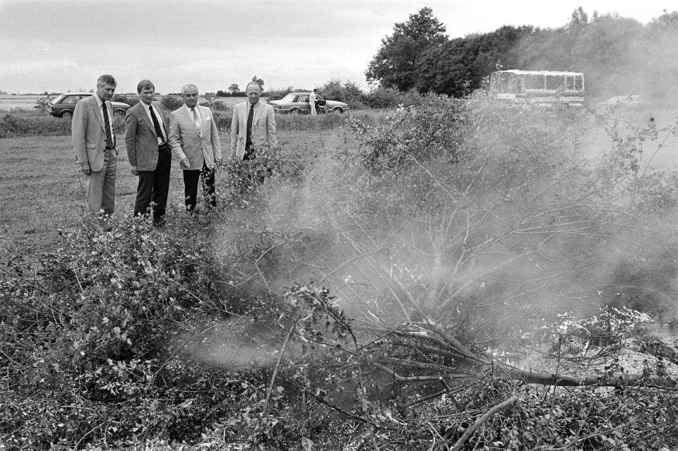 Minister De Koning bezoekt fruittelers in Zeeland i.v.m. perevuur (bacterievuu, Bestanddeelnr 932-2584