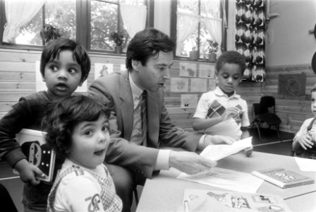 Minister Brinkman met kinderen van het Kwetternest, Bestanddeelnr 932-6096