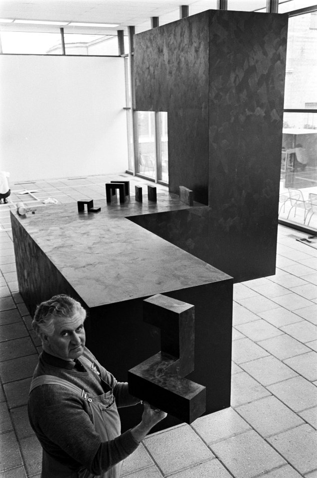 Minimal Art in Haags Gemeentelijk Museum. Kubussen van Tony Smith, Bestanddeelnr 921-1798