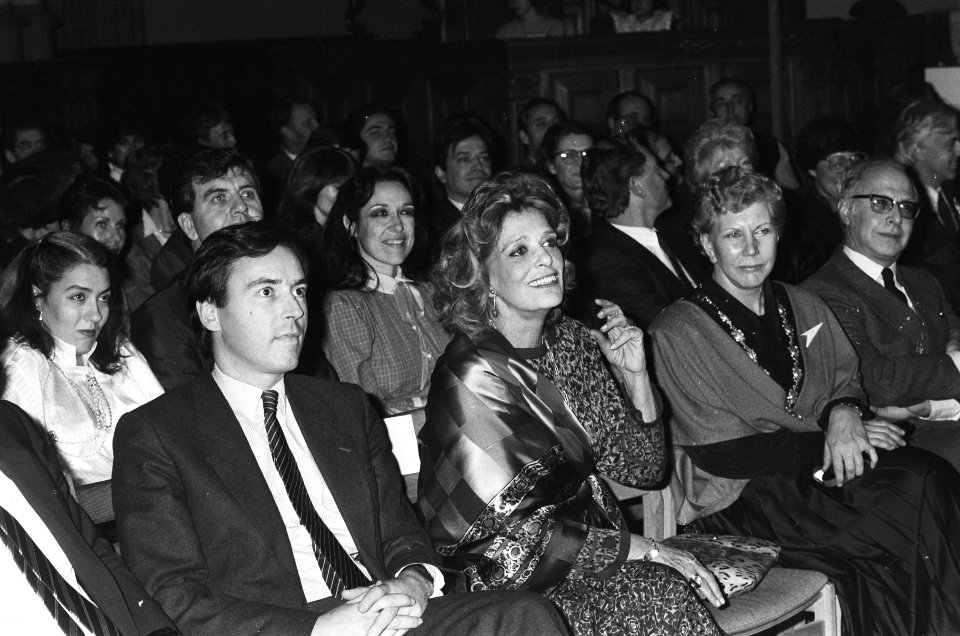 Minister Brinkman (links) en minister Mercouri (midden) luisteren toe, Bestanddeelnr 933-5215