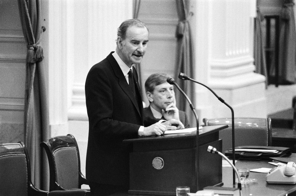 Minister Chris van der Klaauw aan het woord met naast hem Minister Pieter de Geu, Bestanddeelnr 931-3042