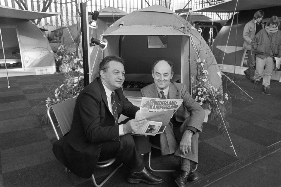 Minister Braks op zojuist door hem geopende Caravan Rai minister Braks (l) met v, Bestanddeelnr 933-8613