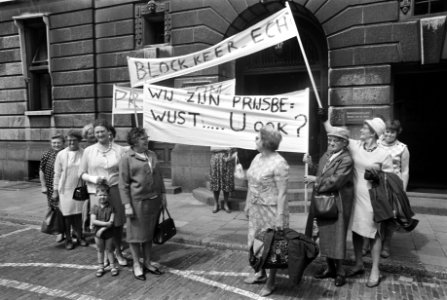 Minister de Block van EZ ontvangt 10-duizenden hantekeningen van vertegenwoordig, Bestanddeelnr 922-4108