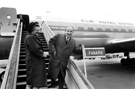 Minister Cals van Schiphol vertrokken naar de West, Cals met echtgenote op vlieg, Bestanddeelnr 918-9644
