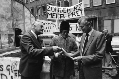Minister De Koning (r) spreekt met enkele tuinders, Bestanddeelnr 932-3484