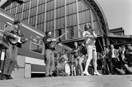 Mini-happening op vierde perron, westzijde van het Centraal Station van Amsterda, Bestanddeelnr 919-2295