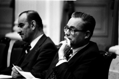 Minister Chris van der Klaauw (l), Buitenlandse Zaken en minister Willem Scholte, Bestanddeelnr 930-5301