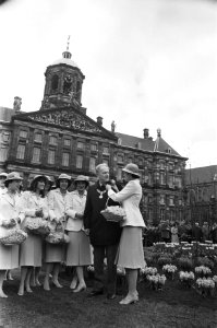 Mini-keukenhof op Dam in Amsterdam wethouder Kuypers en bloemenmeisjes op de , Bestanddeelnr 928-4995