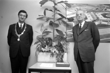 Minister De Gaay Fortman (rechts) met burgemeester Van Stam, Bestanddeelnr 926-9953