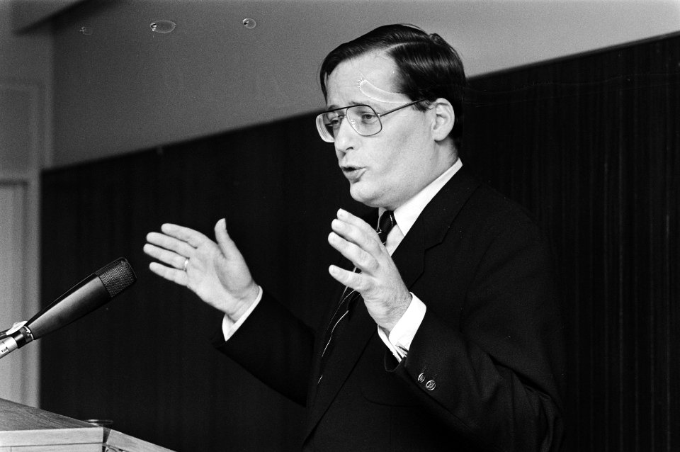 Minister Deetman voert het woord, Bestanddeelnr 932-5929