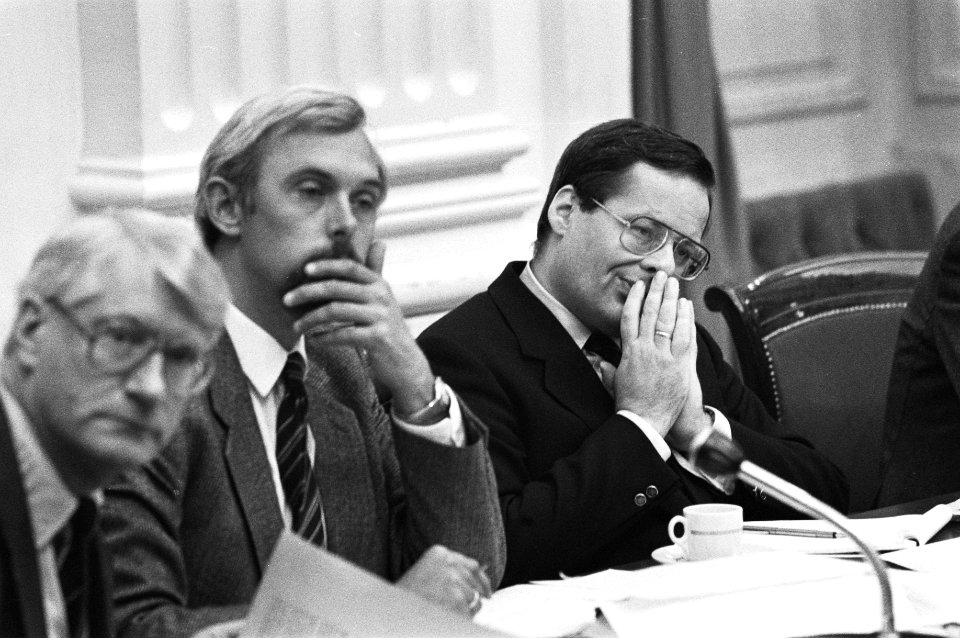 Minister Deetman (r) bij een vergadering van Onderwijs en Wetenschappen over de , Bestanddeelnr 932-6946