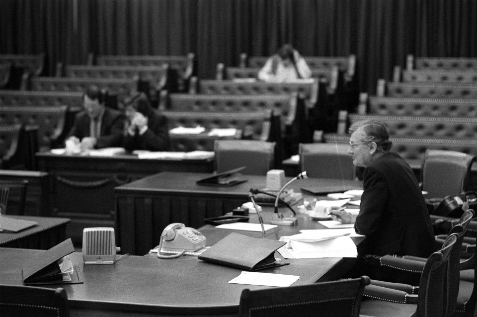 Minister De Koning (Sociale Zaken) aan het woord in de bijna lege Kamer, Bestanddeelnr 931-8260