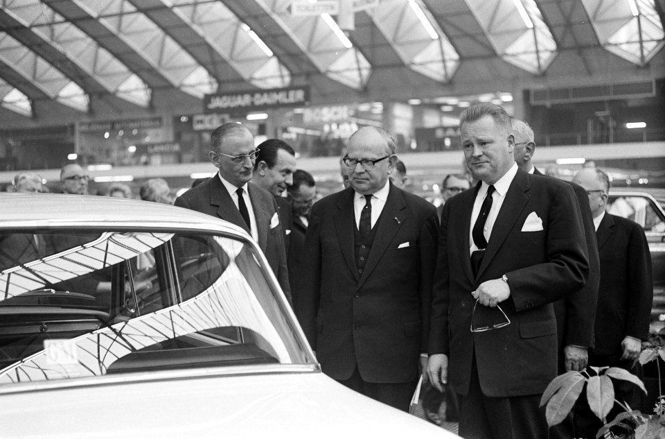 Minister Korthals 46e Autotentoonstelling in RAI geopend, Bestanddeelnr 914-7962
