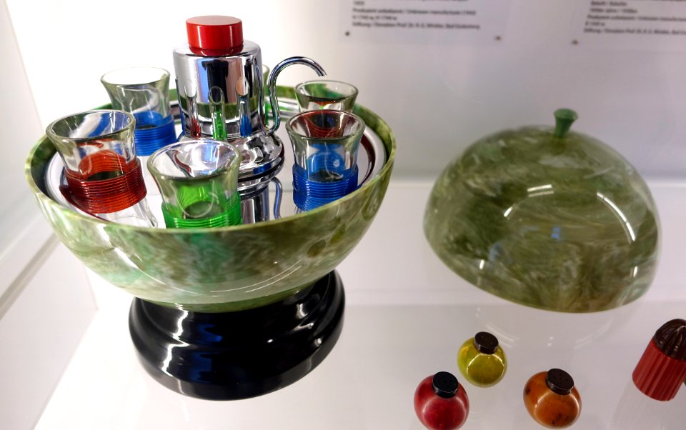 Minibar and glasses, 2 of 2, unknown manufacturer, 1935, chrome-plated brass, Catalin, glass, metal, lacquer - Museum für Angewandte Kunst Köln - Cologne, Germany - DSC09443