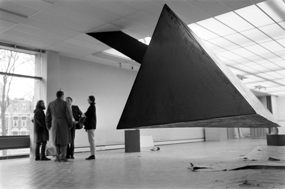 Minimal Art in Haags Gemeentelijk Museum. Kubussen van Tony Smith, Bestanddeelnr 921-1799