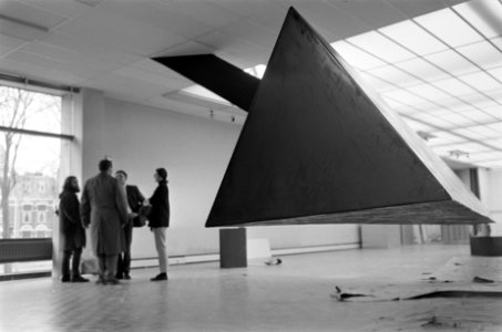 Minimal Art in Haags Gemeentelijk Museum. Kubussen van Tony Smith, Bestanddeelnr 921-1799