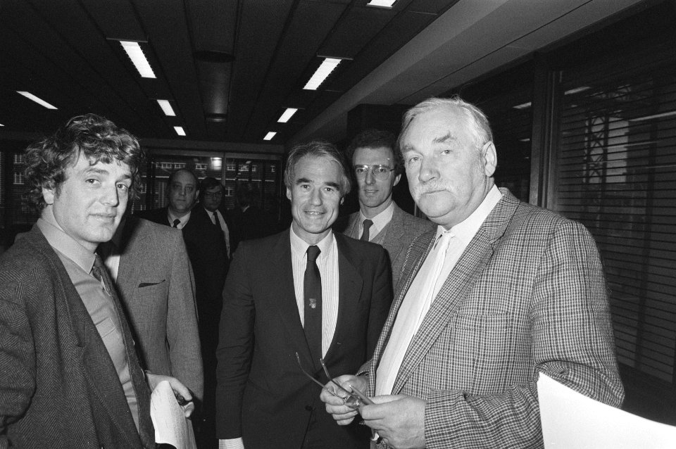 Minister de Korte (m) en ABVAKABO voorzitter van der Scheur (r) tijdens overleg, Bestanddeelnr 933-6262