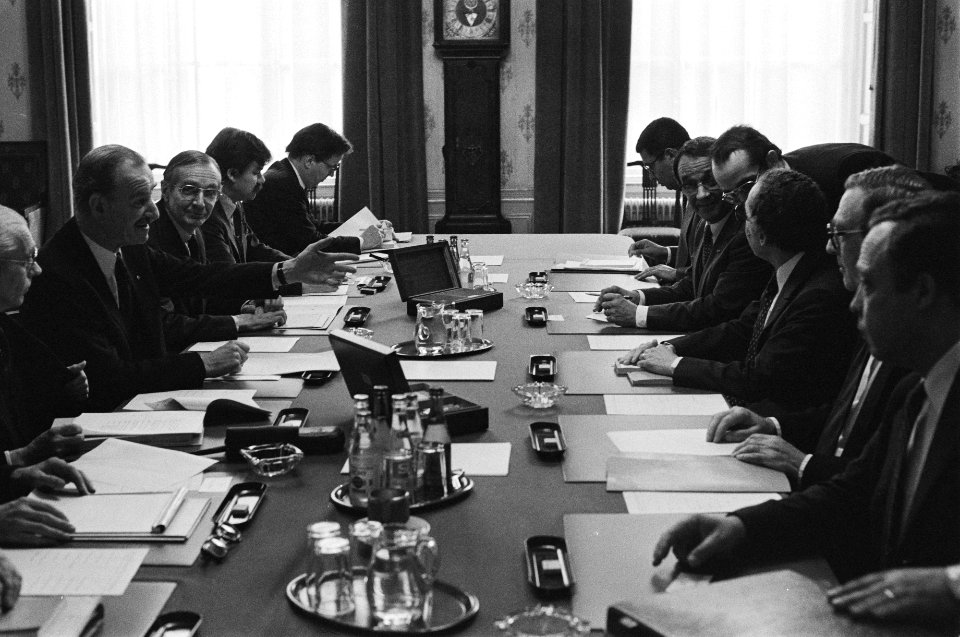 Minister Chris van der Klaauw met de delegatie van de Arabische Liga aan een ver, Bestanddeelnr 931-3178