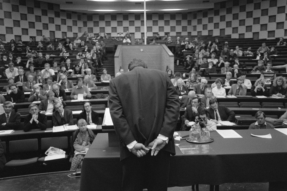 Minister Deetman spreekt in Rotterdam voor congres Bedreigde Universiteit, Bestanddeelnr 933-8287