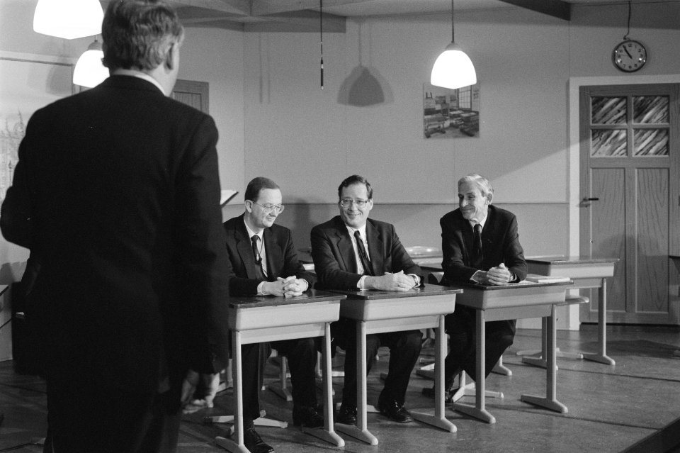 Minister Deetman (2e van rechts) terug in de klas met Koos Postema (l), Bestanddeelnr 934-4120