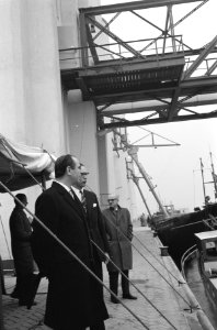Minister de Pons opent graanoverslagbedrijf in de IJ-polder, Bestanddeelnr 913-2181