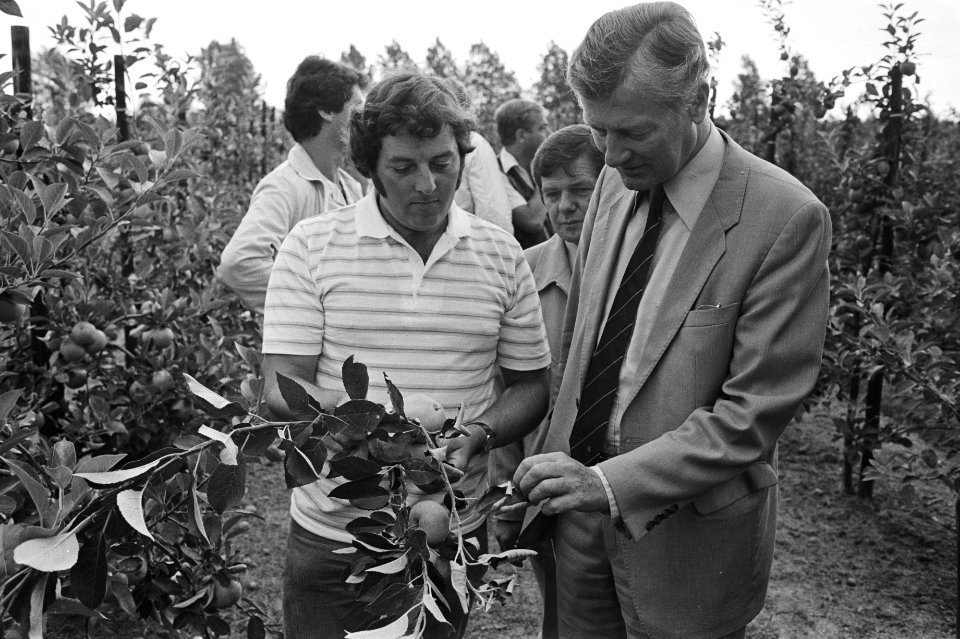 Minister De Koning bezoekt fruittelers in Zeeland i.v.m. perevuur (bacterievuu, Bestanddeelnr 932-2582