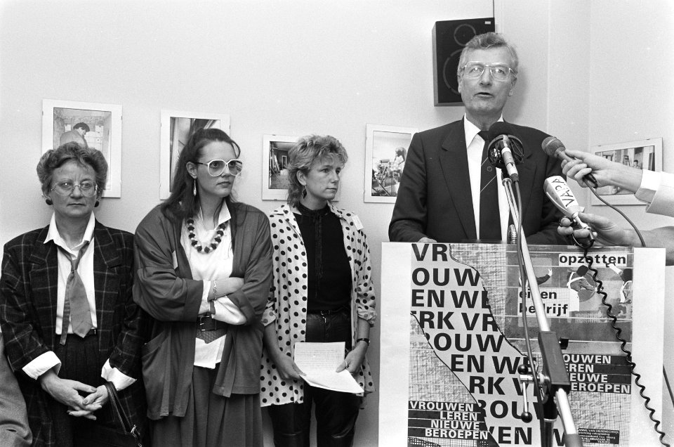Minister De Koning opent FNV-vrouwenschool minister De Koning wordt rondgeleid, Bestanddeelnr 933-4531
