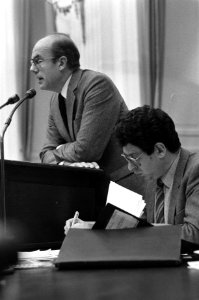 Minister De Ruiter (Justitie) aan het woord rechts minister Van Thijn (Binnenla, Bestanddeelnr 931-8258
