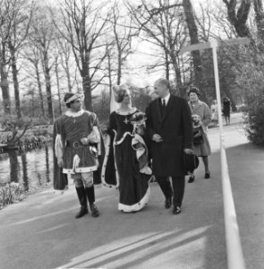 Minister Bot , de Keukenhof te Lisse geopend, minister Bot tijdens rondgang in g, Bestanddeelnr 917-5911