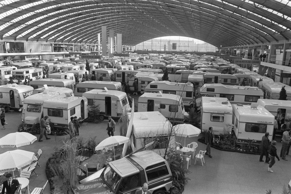 Minister Braks op zojuist door hem geopende Caravan Rai overzicht, Bestanddeelnr 933-8614