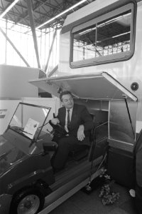 Minister Braks op zojuist door hem geopende Caravana Rai, Bestanddeelnr 933-8612